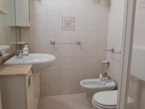 阿莱齐奥Casa vacanze Alezio的白色的浴室设有水槽和卫生间。