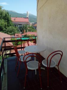 奥赫里德Vila Veronika ul Dame Gruev 207 Ohrid的阳台配有桌椅