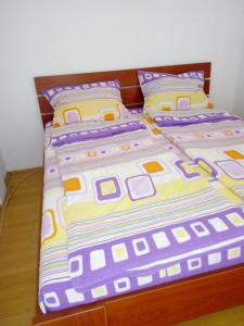 奥赫里德Vila Veronika ul Dame Gruev 207 Ohrid的一张带色彩缤纷的被子和枕头的床