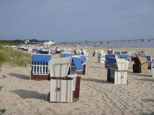 塞巴特阿尔贝克Bungalow (hälfte) Steuerbord Ahlbeck (Usedom)的沙滩上的一排沙滩椅