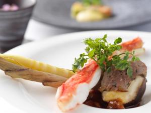 七饭函馆大沼鹤雅休闲度假温泉酒店 EPUY的一块肉和蔬菜的食品
