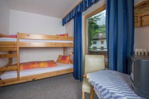 劳里斯安妮丽瑟旅馆的一间卧室设有两张双层床和一扇窗户。