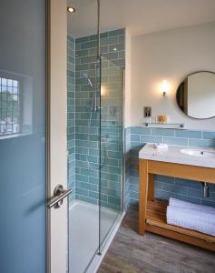 切斯特河滨客房船屋酒店 的一间带玻璃淋浴和水槽的浴室