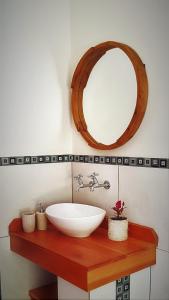 马格巴斯科鲁夫Graceland Eco Retreat的一间带水槽和镜子的浴室
