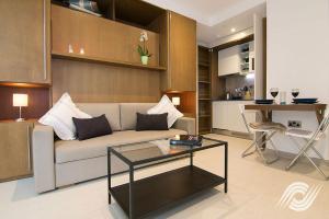 Bentley Holiday Apartments - West One的休息区