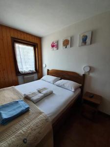 佛加里达La casina的一间卧室设有两张床和窗户。