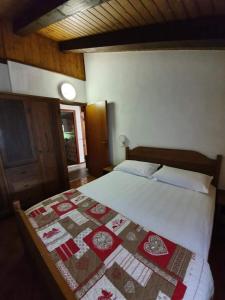 佛加里达La casina的一间卧室配有床,床上装有被子