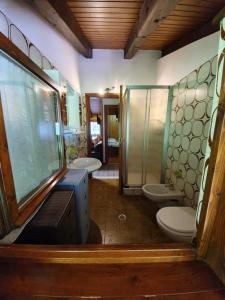 佛加里达La casina的浴室设有2个卫生间、2个盥洗盆和淋浴。