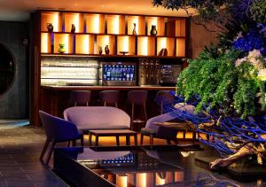 函馆HOTEL＆SPA CENTURY MARINA HAKODATE的一间酒吧,里面配有椅子和柜台