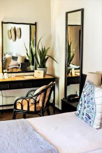 埃祖尔韦尼蒙特佳酒店的一间卧室配有一张床和一个带镜子的梳妆台