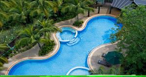 八打灵再也吉隆坡颐思殿酒店的享有度假村游泳池的顶部景致