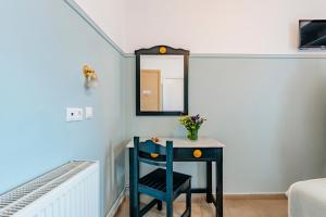 雅典菲德拉酒店的蓝色的客房配有桌子和镜子