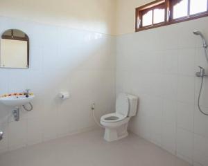 乌鲁瓦图Batu Jaran Hill Cottage Uluwatu的白色的浴室设有卫生间和水槽。