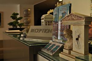 埃迪尔内埃迪尔内宫殿酒店的桌子上书和雕像的展示