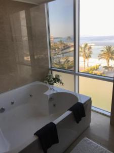 切什梅伊利察温泉疗养度假酒店的带浴缸的浴室和大窗户