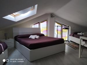 法尔科纳拉·玛里提马里昂纳尔多B&B住宅酒店的一间卧室配有一张带紫色床单的大床