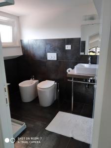 法尔科纳拉·玛里提马里昂纳尔多B&B住宅酒店的一间带卫生间和水槽的浴室