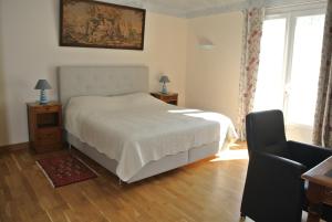 阿尔勒Grand Tamaris Hosting的卧室配有白色的床和椅子
