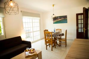 格罗韦Balea Playa的客厅配有桌子和沙发