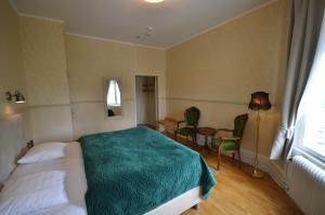哈诺桑德Hotell Royal的卧室配有一张床和一张桌子及椅子