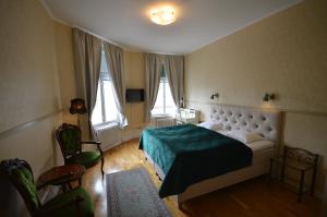 哈诺桑德Hotell Royal的一间卧室配有一张床、一把椅子和窗户。