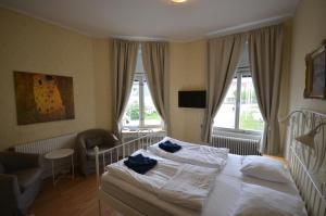哈诺桑德Hotell Royal的一间卧室配有一张带2条蓝色毛巾的床