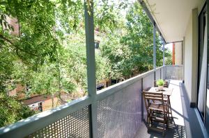 巴塞罗那Glasir Apartments Barcelona的阳台配有两把椅子和一张桌子