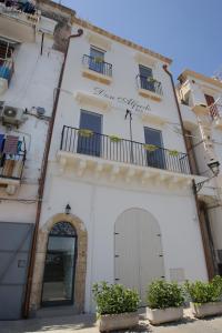 塔兰托Don Alfredo的白色的建筑,设有门和阳台