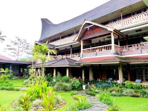 Toraja Torsina Hotel外面的花园