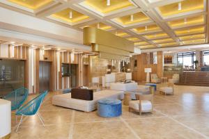 阳光海滩Hotel Nobel Ultra All Inclusive - FREE Beach Access的大楼内一个带沙发和椅子的大堂