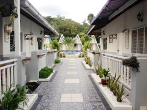 邦咯邦喀岛尼帕宾馆的庭院,带走道的房屋