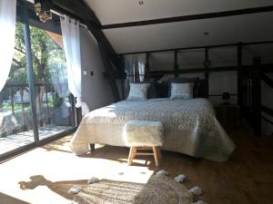 DullinLodge Jack London的卧室配有床、椅子和窗户。