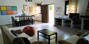 阿尔加尔San Nicolás的客厅配有沙发和桌子
