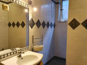 莫斯特纳索契Apartma MAELL 1的一间带水槽和镜子的浴室