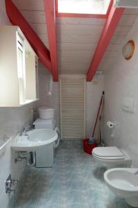 维哥迪法萨维乐塔恩罗萨迪拉公寓酒店的一间带两个盥洗盆、卫生间和窗户的浴室