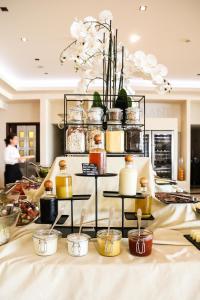 佩特罗瓦纳莫鲁蒙特卡萨健康及SPA酒店的桌子上装满罐子和勺子的架子