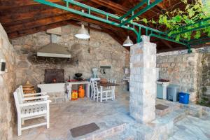 科托尔Villa Casa Nostra - Kotor的石头建筑中的室外厨房,配有炉灶