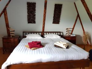波耶尼莱伊泽Ninga Rai的一间卧室配有一张床,上面有两条毛巾