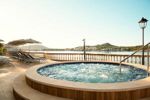 圣蓬萨Sentido Fido Punta del Mar Hotel & Spa - Adults Only的度假村甲板上的热水浴池