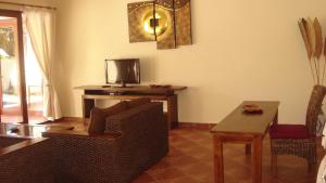 吉利特拉旺安卢斯阿尔玛套房度假村&Spa的客厅配有沙发和桌子