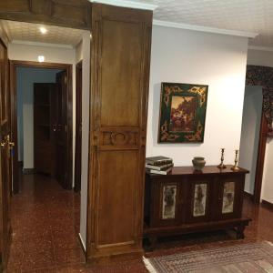 图德拉Pensión las Hojas的一间设有木门和桌子的房间