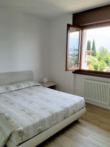 Appartamenti Garda il lago客房内的一张或多张床位