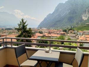 加尔达湖滨Appartamenti Garda il lago的阳台配有2把椅子和1张桌子,享有风景。