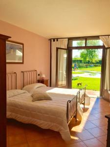 萨维利亚诺卡斯马乐汽车旅馆的一间卧室设有两张床和大窗户