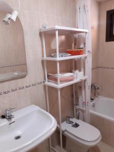 阿瓜杜尔塞Apartamento 2 hab.en El Parador的浴室配有白色卫生间和盥洗盆。