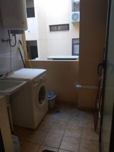阿瓜杜尔塞Apartamento 2 hab.en El Parador的一间带洗衣机和水槽的浴室