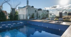 布宜诺斯艾利斯Top Rentals Belgrano的建筑物屋顶上的游泳池