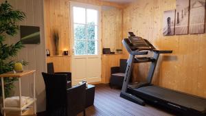 Saint-Dyé-sur-LoireLe Manoir Domaine de la Motte的一个带跑步机的健身房,位于带窗户的房间里