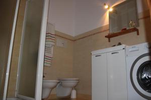 鲁蒂利亚诺DueElle的一间带卫生间和洗衣机的浴室
