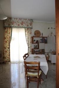 鲁蒂利亚诺DueElle的一间带桌子和窗户的用餐室